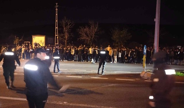 Samandıra'da Fenerbahçeli taraftarlar takım otobüsünü taşladı