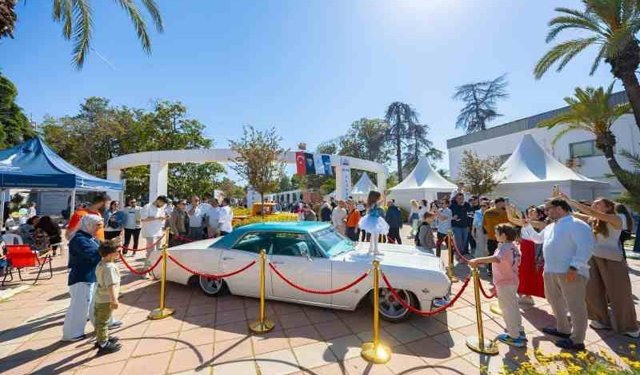 Klasik Otomobiller Kültürpark’ta nostalji rüzgarı estirdi