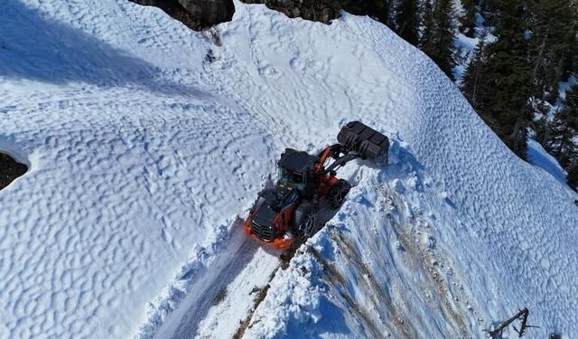 Rize’de yayla yolları ulaşıma açılıyor: Kar kalınlığına karşı yoğun mesai