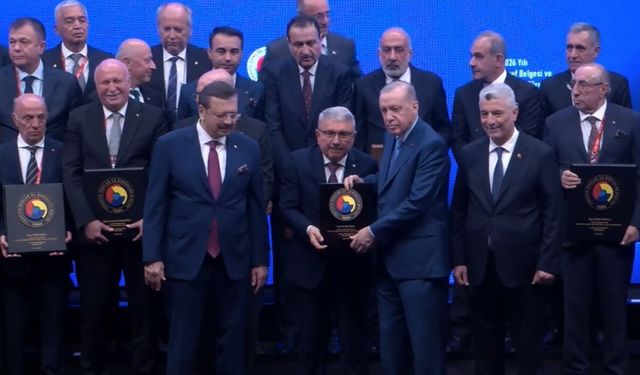 Cumhurbaşkanı Erdoğan'dan DTO Başkanı Erdoğan'a ‘Hizmet Şeref' plaketi