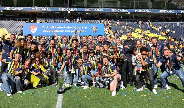 Fenerbahçe Kadın Futbol Takımı, şampiyonluk kupasını kaldırdı