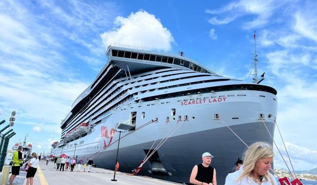 Dev kruvaziyer gemiler, 2 bin 636 turistle Bodrum'a geldi