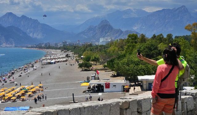 Bayramın ilk gününde tatilciler Antalya sahillerine akın etti