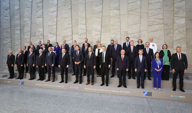 Bakan Güler, NATO savunma bakanlarıyla aile fotoğrafına katıldı