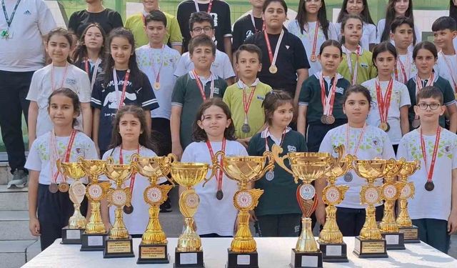 Çamlıca Koleji 332 lisanslı öğrenciyle 17 kupa ve 148 madalya kazandı