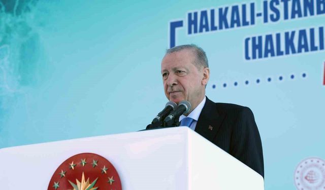 Cumhurbaşkanı Erdoğan: 'Siz kimin hain olduğunu tartışırken biz zorlu müzakere masalarında Türkiye'nin hak ve hukukunu savunduk. Siz birbirinizin kuyusunu kazarken biz elimizle iğneyle kuyu kazar gibi barışa giden yolun önündeki engelleri kaldırdık.'