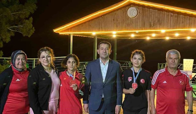 Genç güreşçiler Feke'nin gururu oldu