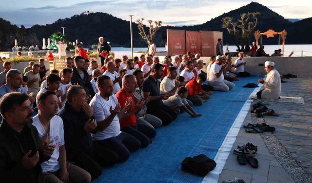 Tatilciler Milli Takıma destek için sahilde buluştu