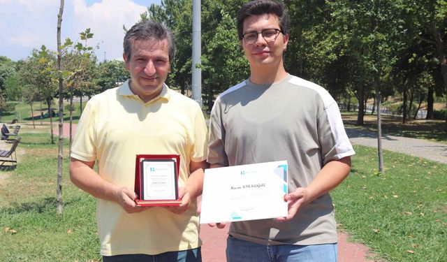 Oğluna Destek İçin Başladığı Üniversiteyi Birincilikle Bitirdi