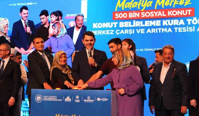 Bakan Kurum: 'Deprem bölgesinde son vatandaş evine kavuşana kadar ayrılmayacağız'