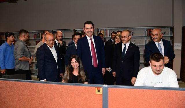 Bakan Murat Kurum, şehir kütüphanesini gezdi