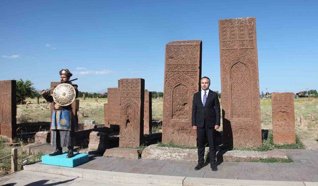Bakan Yardımcısı Demiralp, Ahlat'ta Selçuklu Mezarlığı'nı ziyaret etti