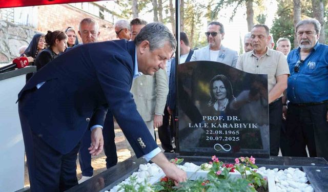 Prof. Dr. Lale Karabıyık'ı anma programına CHP Grup Başkanı Özgür Özel de katıldı