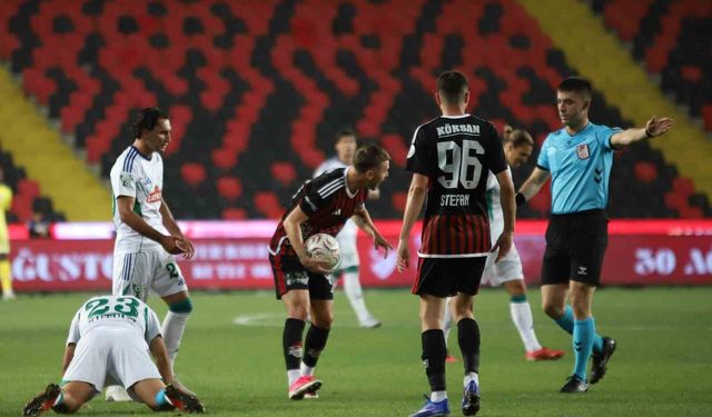 Trendyol Süper Lig: Gaziantep FK: 0 - Çaykur Rizespor: 2 (İlk yarı)