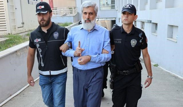 Alparslan Kuytul, kendinden habersiz hareket eden örgüt üyesinin sırtında sopa kırmış