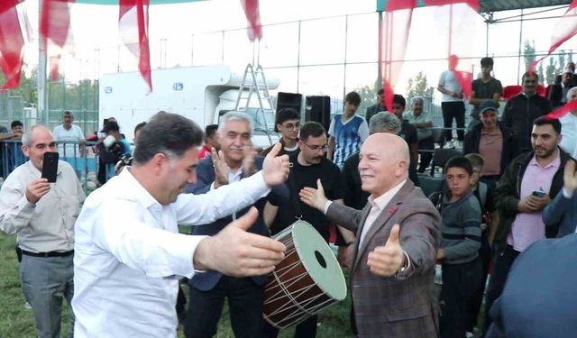 Başkan Sekmen davul-zurnanın sesi gelince dayanamadı