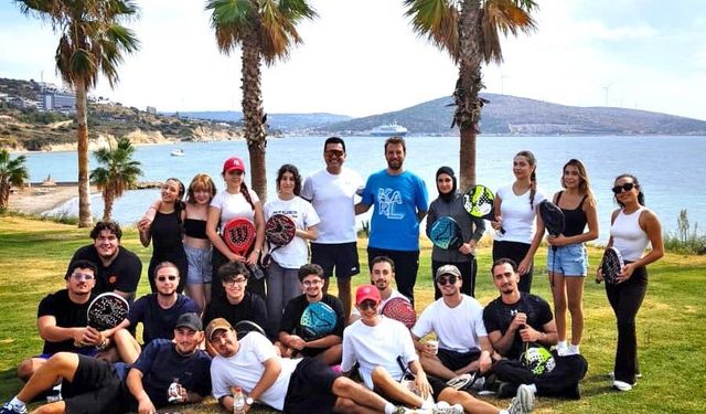 Çeşme'de üniversite öğrencileri, padel sporuyla buluştu