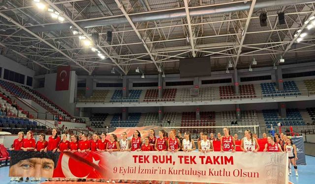 İzmir'in kurtuluşu voleybolda dostluk maçıyla kutlandı