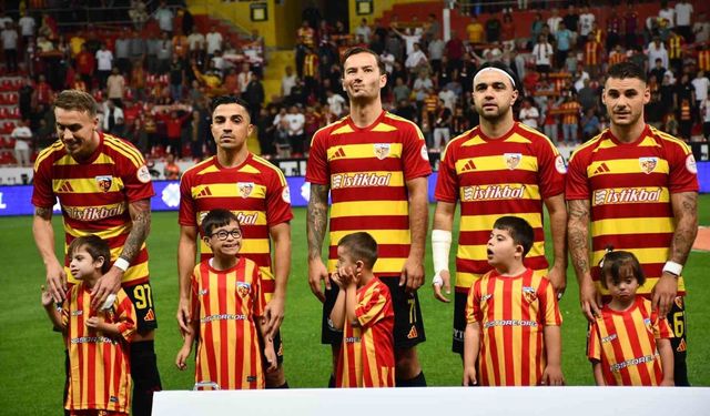 Kayserispor-İstanbulspor maçı seramonisinde Down sendromlu minik kalpler vardı