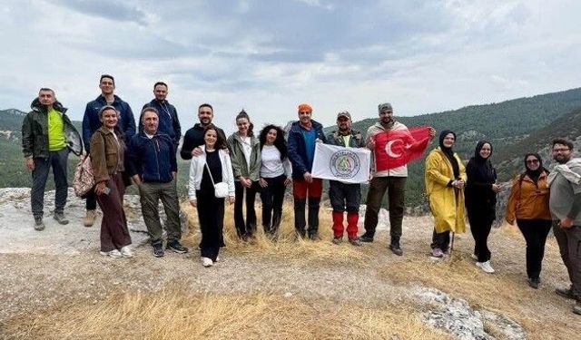 Kütahyalı dağcılar, İkitaş Kanyonu'nda 15 kilometre yürüdü
