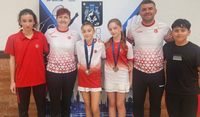 Manisalı badmintonculardan Hırvatistan'da çifte bronz