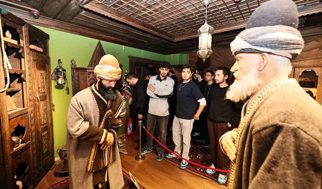 Yeni üniversiteliler Manisa'nın tarihi ve kültürel zenginliklerini keşfetti