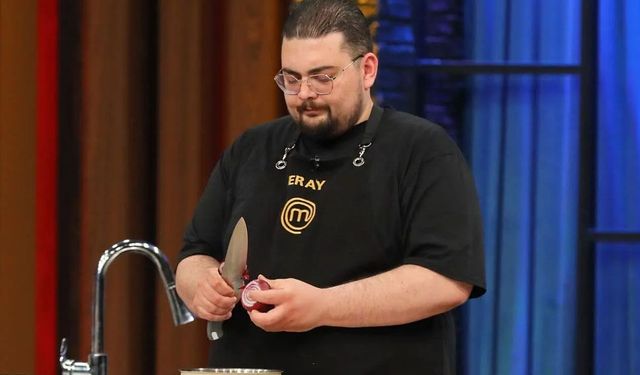 MasterChef Eray siyasete girdi! Rozetini Yavuz Ağıralioğlu taktı
