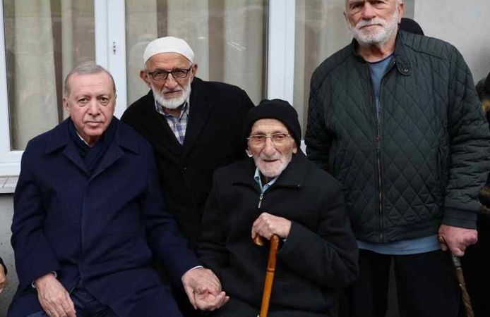 Erdoğan, Rize'de komşularıyla bayramlaştı