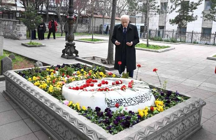 Bahçeli, Merhum Muhsin Yazıcıoğlu’nun Kabrini Ziyaret Etti