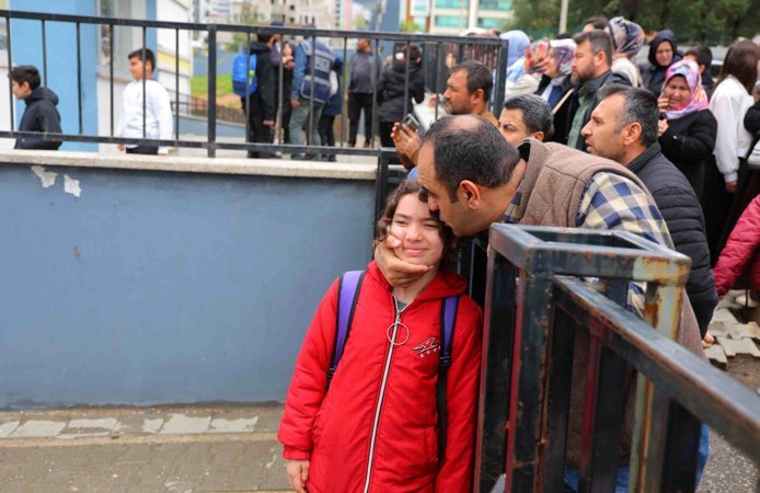 Saldırının gerçekleştiği okulun velileri çocuklarını öperek okula yolladı