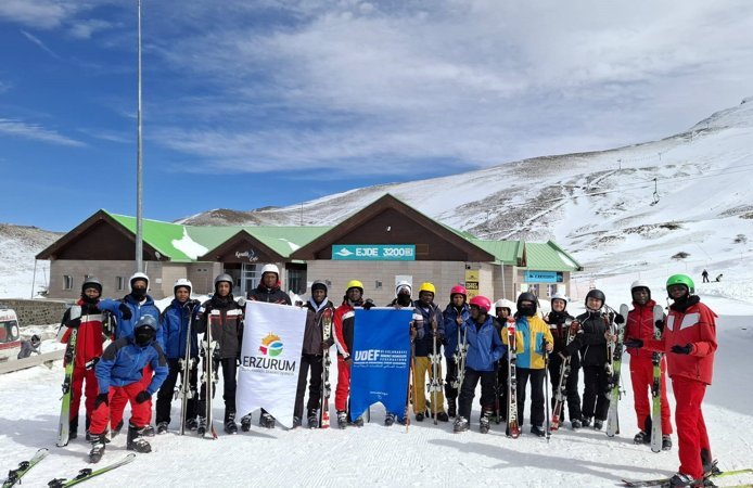 Dünyanın Dört Bir Yanından Gelen Öğrenciler Palandöken'de Kayakla Tanıştı