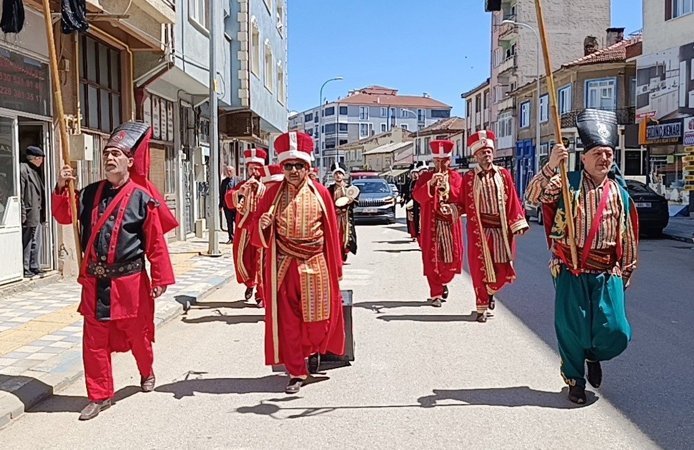AK Parti'li belediyeden CHP'li vekillere mehterli gönderme