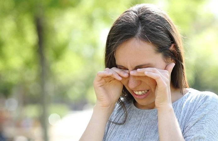 Gözünüzde kaşıntı, kızarıklık, sulanma ve yabancı cisim hissi gibi belirtiler var mı?