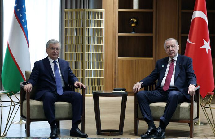Erdoğan, Özbekistan Cumhurbaşkanı Mirziyoyev ile bir araya geldi
