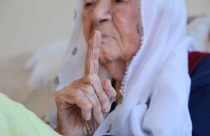 Cumhuriyet'le yaşıt Nazife nineye Anneler Günü sürprizi