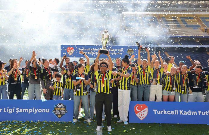 Fenerbahçe Kadın Futbol Takımı, şampiyonluk kupasını kaldırdı