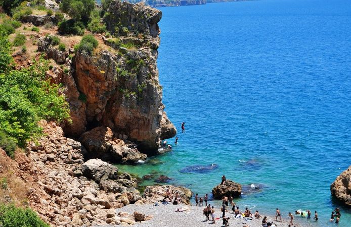 Bayramın ilk gününde tatilciler Antalya sahillerine akın etti
