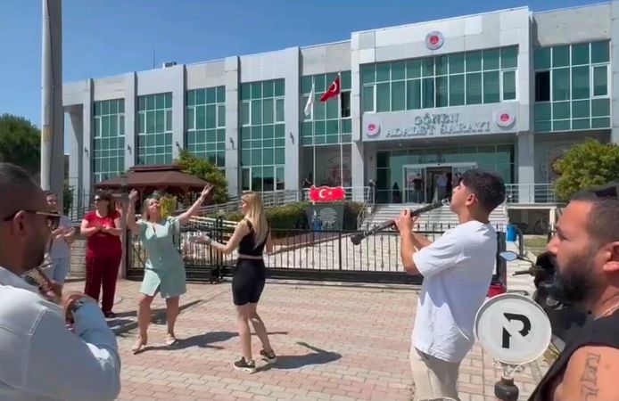 5 Yıllık Dava Bitti, Özgürlüğünü Davul Zurna ve Lokmayla Kutladı!
