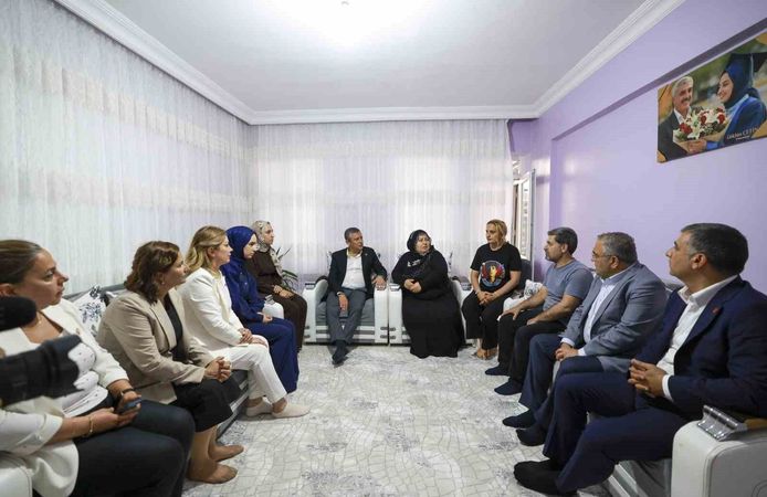 CHP Grup Başkanı Özel, Rojin Kabaiş'in ailesini ziyaret etti