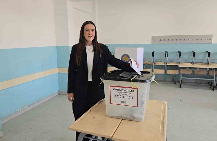 Kosova'daki genel seçimlerde Başbakan Kurti'nin partisi yüzde 47,13 oyla birinci oldu
