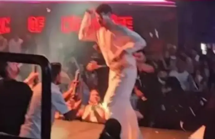 Kerimcan Durmaz sahnede mikrofonla seyirciyi darp etti!