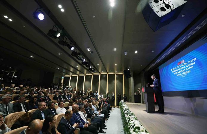 Bakan Bayraktar: 'Türkiye-KKTC arasında yaklaşık 101 kilometre uzunluğunda doğal gaz iletim hattı inşa edeceğiz'