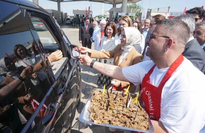 Bakan Göktaş Kapıkule'de gurbetçilerle kucaklaştı