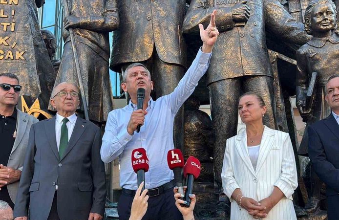 Özgür Özel'den 'dini değerleri aşağılayan' Deniz Göktaş'a destek