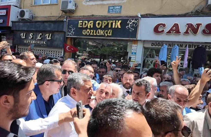 Özgür Özel'in Niğde programında vatandaşlar ezilme tehlikesi geçirdi