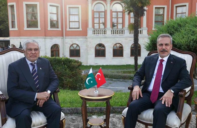 Bakan Fidan, Pakistanlı mevkidaşı Dar ile bir araya geldi