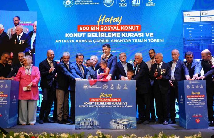 Bakan Kurum'un katılımıyla Hatay'da 8 bin 500 hak sahibinin konutu belirlendi