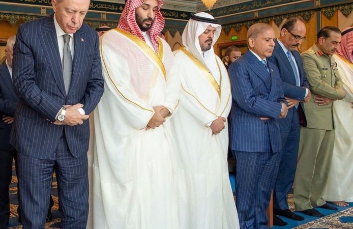 Cumhurbaşkanı Erdoğan, Mekke'de Selman ve Şerif ile cuma namazını kıldı