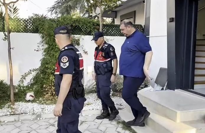 Menderes Belediye Başkanı İlkay Çiçek tutuklandı