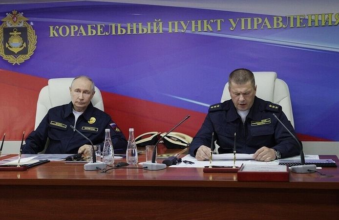 Putin, Pasifik Filosu'nun amiral gemisi Varyag kruvazörünü gezdi